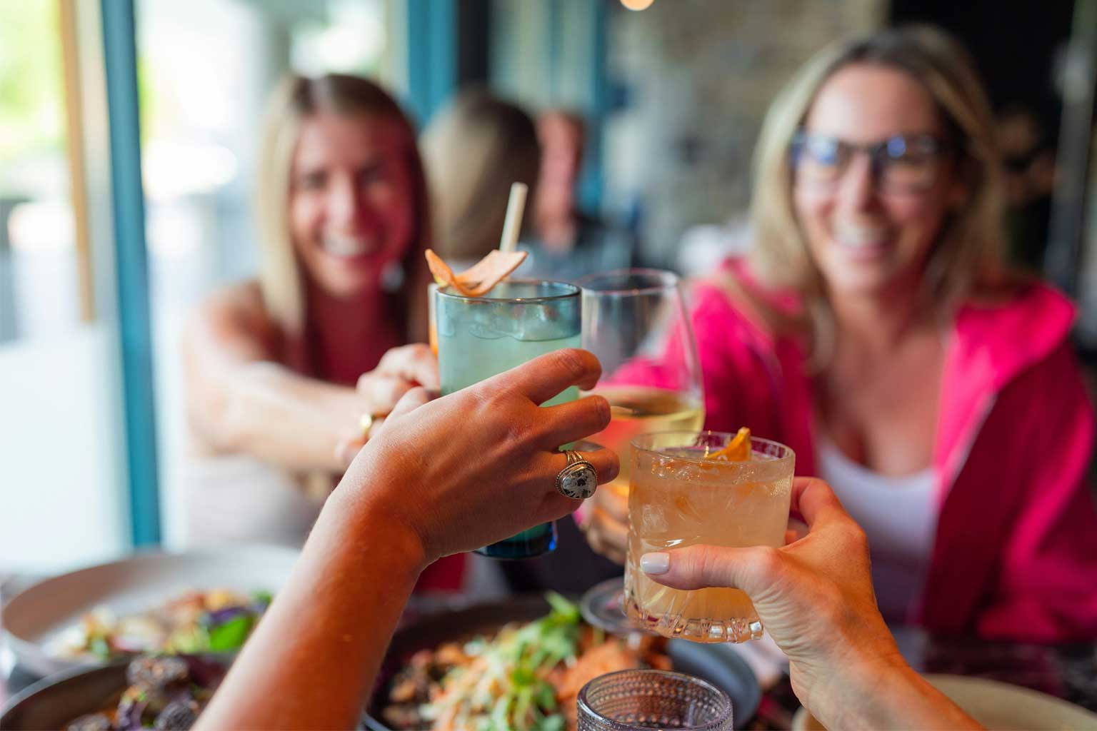 Helpful overview of FLL Terminal 4 restaurants for travelers heading through Fort Lauderdale Airport.